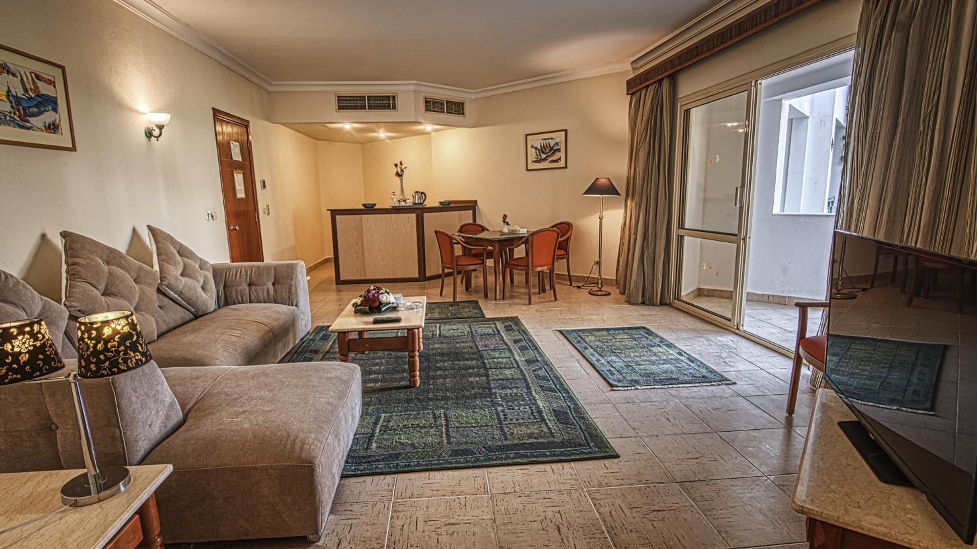 Falcon Hills 3*